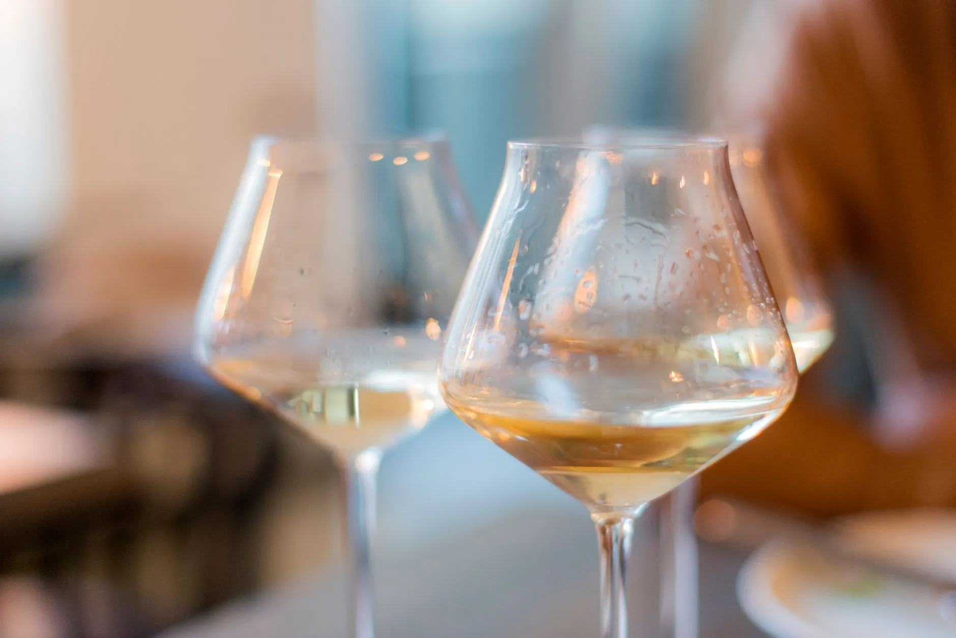 起泡酒与白葡萄酒侍酒温度及杯型选择的品鉴技术要点正文配图 1